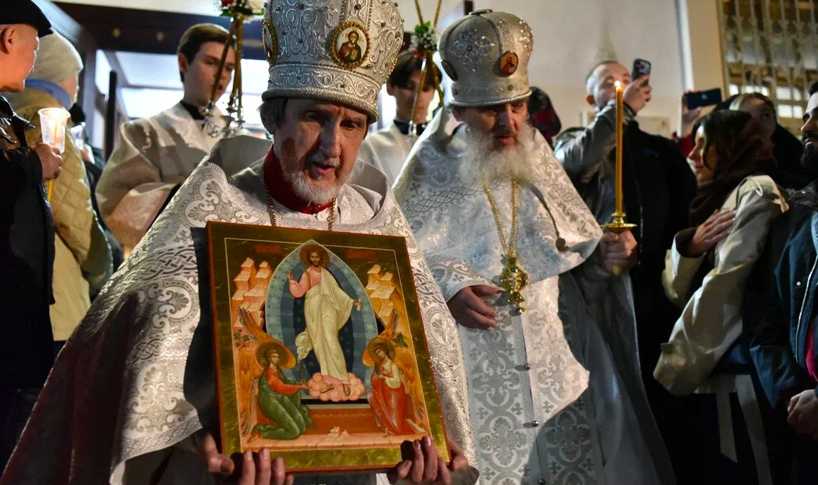 Фото Сотни прихожан пришли на ночную пасхальную службу в Вознесенский собор Новосибирска – 20 кадров 2 - Сиб.ФМ Фото Сотни прихожан пришли на ночную пасхальную службу в Вознесенский собор Новосибирска – 20 кадров 2